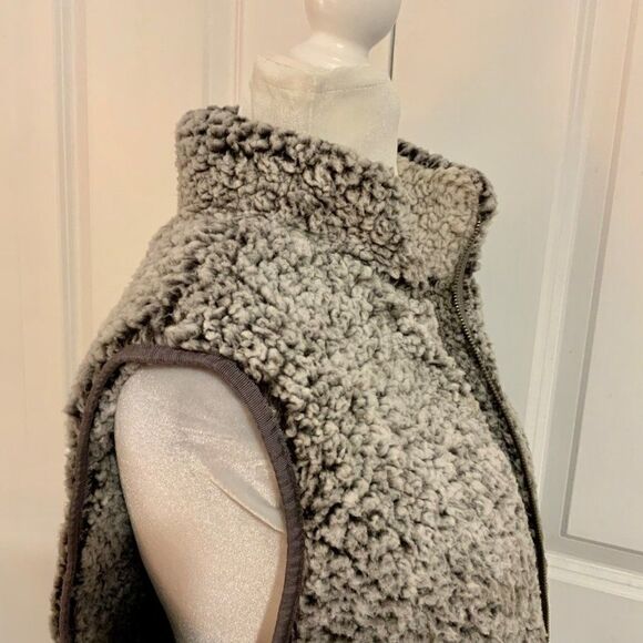 Thread & Supply Grey Sherpa Vest Zippered Closure Small - Picture 8 of 11